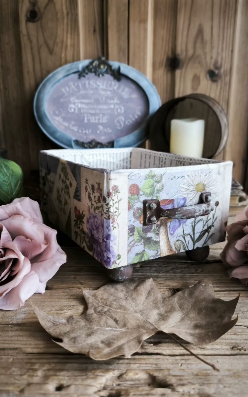 Spain-based mixed media artist, María Inés creates treasured objects by upcycling and using elements and inspiration from nature.